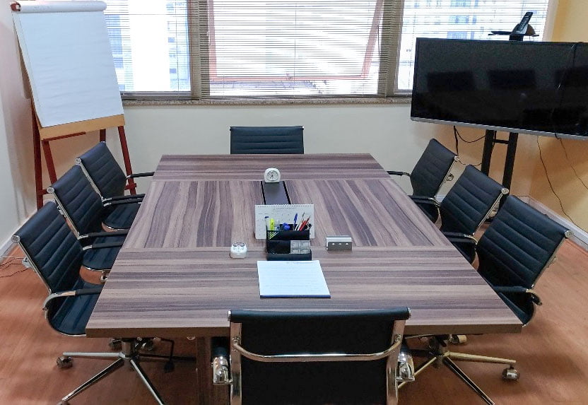 Sala de reunião moderna da Scalabrini & Associados no Centro de Belo Horizonte
